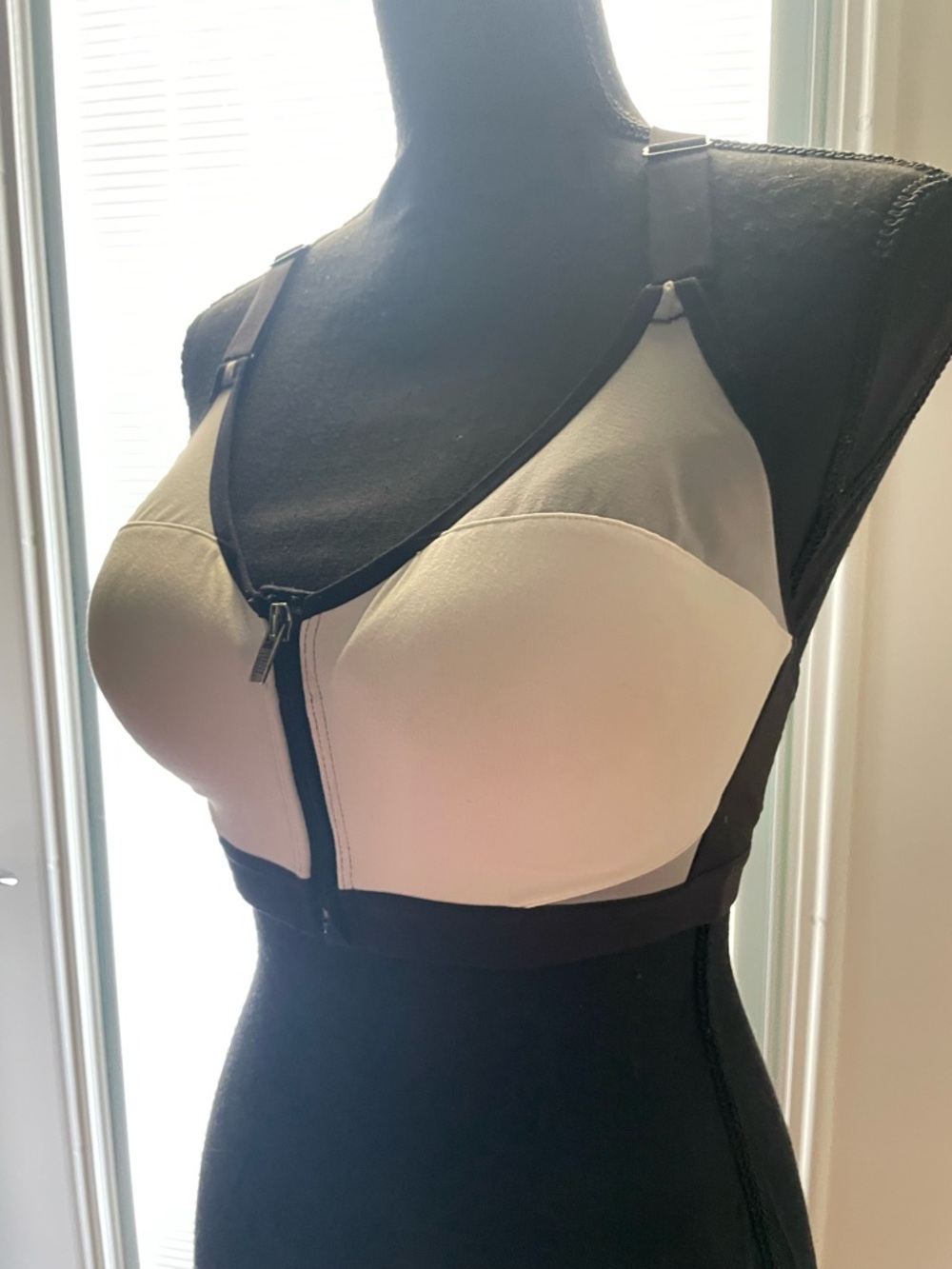 Victoria Secret Sport Front-Zip Sports Bra in White, gray and Black